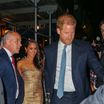 Meghan Markle dégaine la robe tube dorée : première sortie officielle avec Harry, très fier de sa céleste épouse !