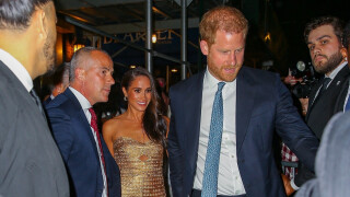 Meghan Markle dégaine la robe tube dorée : première sortie officielle avec Harry, très fier de sa céleste épouse !