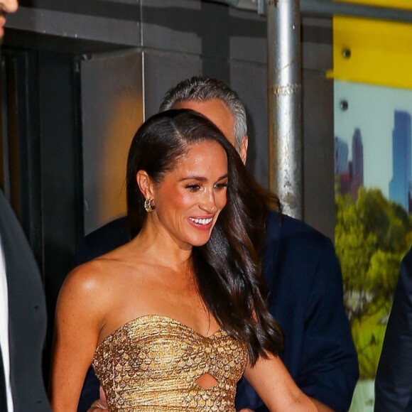 Le prince Harry, duc de Sussex et Meghan Markle, duchesse de Sussex, et sa mère Doria Ragland, à la sortie de la cérémonie des "Women of Vision Awards" au Ziegfeld Theatre à New York, le 16 mai 2023.