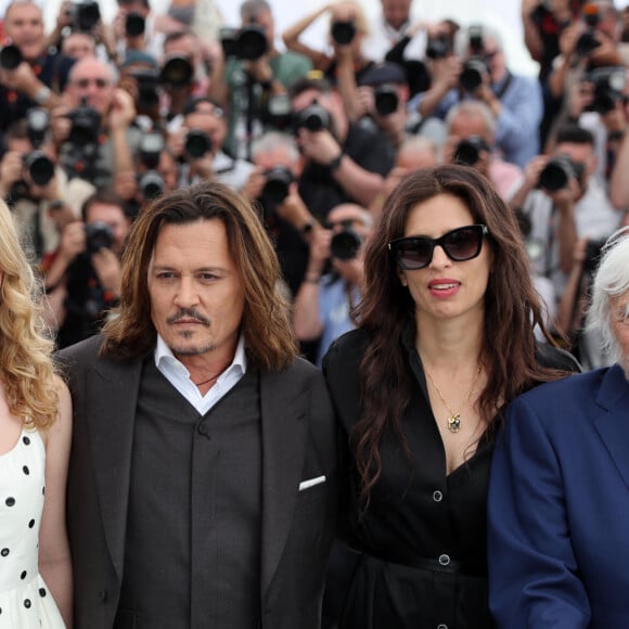 Diego Le Fur, Pauline Pollmann, Johnny Depp, la réalisatrice Maïwenn, Pierre Richard au photocall de "Jeanne du Barry" lors du 76ème Festival International du Film de Cannes, le 17 mai 2023. © Dominique Jacovides/Cyril Moreau/Bestimage