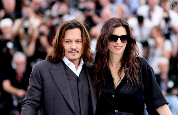 Johnny Depp et la réalisatrice Maïwenn au photocall de "Jeanne du Barry" lors du 76ème Festival International du Film de Cannes, le 17 mai 2023. © Dominique Jacovides/Cyril Moreau/Bestimage