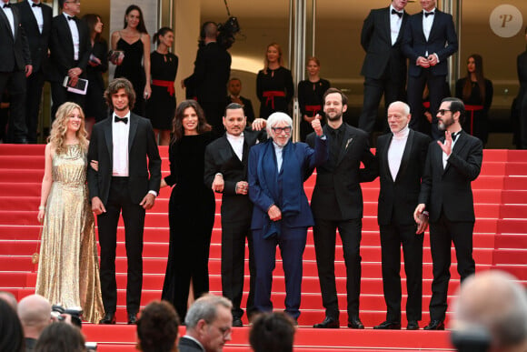 Pauline Pollmann, Diego Le Fur, Maïwenn Le Besco, Johnny Depp, Pierre Richard, Benjamin Lavernhe, Pascal Greggory et Melvil Poupaud - Montée des marches du film " Jeanne du Barry " pour la cérémonie d'ouverture du 76ème Festival International du Film de Cannes, au Palais des Festivals à Cannes. Le 16 mai 2023 © Rachid Bellak / Bestimage