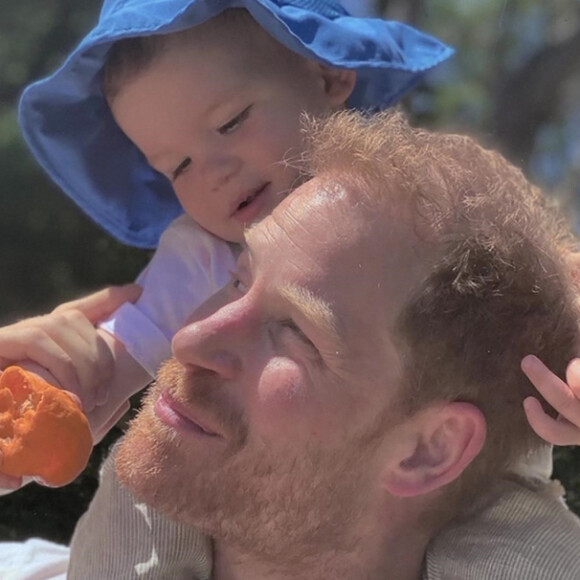 Le prince Harry, duc de Sussex et Meghan Markle, duchesse de Sussex, avec leurs enfants Archie et Lilibet. 