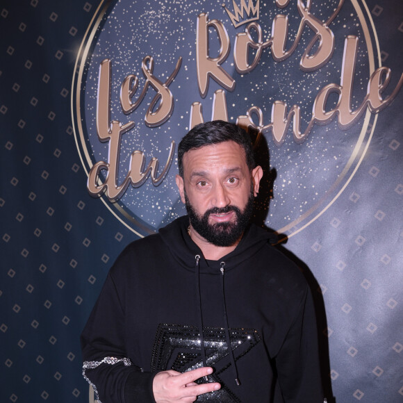 Exclusif - Cyril Hanouna - Dîner de gala de l'association "Les rois du monde" à la salle Wagram à Paris le 13 mars 2023. Lundi 13 mars 2023, à la Salle Wagram – Chateauform (Paris 17ème), s'est tenu le Gala annuel de l'Association Les Rois du Monde, au profit des enfants orphelins, hospitalisés et défavorisés. " Qui à le droit, qui à le droit, qui à le droit d'faire ça à un enfant "... Il va sans dire que ces mots ont rencontré un écho singulier hier soir, lorsque P.Bruel a entonné le refrain de son titre éponyme devant un public de plus de 400 personnes, tout acquis à la cause des Rois du Monde. Animée par la présentatrice TV H.Mannarino, Maîtresse de Cérémonie, cette soirée d'exception a vu de nombreuses personnalités se succéder sur scène : l'animateur C.Hanouna, l'humoriste T.Saint Laurent, les chanteurs S.Luna, Ridsa, Symon et Yannick, ou encore l'artiste-sculpteur R.Orlinski, Vice-Président de l'Association. Rythmé par un cocktail, un plateau d'artistes, un dîner et une vente aux enchères, cet événement a réuni célébrités et anonymes autour d'un Gala inédit, au sein de la somptueuse Salle Wagram – Chateauform. " Je souhaite remercier l'ensemble des parties prenantes qui nous ont permis de vivre ces instants magiques : les artistes, les bénévoles, et surtout nos donateurs sans qui rien ne serait possible... Car derrière tous les moments de joie vécus ce soir, se jouent le présent et l'avenir des milliers d'enfants que nous soutenons " a souligné Stéphanie Robert, Présidente des Rois du Monde. Fondée en 2012, les Rois du Monde (ou LRDM) est une Association à but non lucratif (loi 1901), reconnue d'intérêt général. Elle oeuvre en France comme à l'étranger pour les enfants orphelins, hospitalisés et défavorisés. Elle les soutient de manière financière, matérielle, éducative, sportive et culturelle. L'engagement de ses 180 bénévoles, conjugué à la générosité de ses donateurs, lui permet aujourd'hui d'être présent dans 7 pays (France, Maroc, Israël, États-Unis, Nigéria, Côte d'Ivoire, RDC). © Rachid Bellak / Bestimage