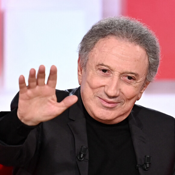Michel Drucker revient de loin...
Exclusif - Michel Drucker et sa chienne Isia - Enregistrement de l'émission "Vivement Dimanche, spéciale M.Galabru", au Studio Gabriel à Paris, présentée par M.Drucker. © Guillaume Gaffiot / Bestimage