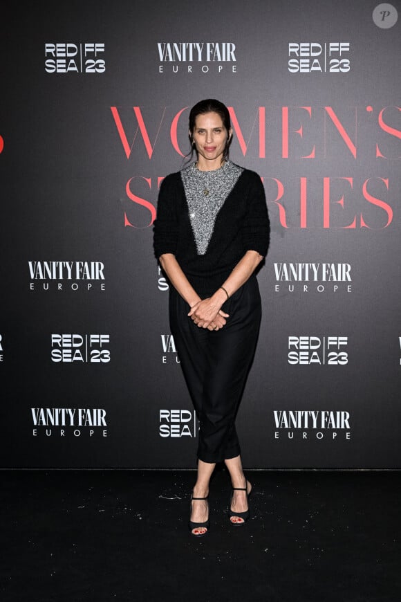 Vêtue sobrement d'une tenue noire, elle affichait une mine réjouissante. 
Maiwenn au photocall de la soirée de gala "Women Stories by Vanity Fair" lors du 76ème Festival International du Film de Cannes, le 18 mai 2023. 