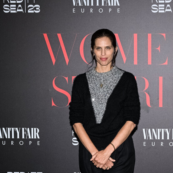 Vêtue sobrement d'une tenue noire, elle affichait une mine réjouissante. 
Maiwenn au photocall de la soirée de gala "Women Stories by Vanity Fair" lors du 76ème Festival International du Film de Cannes, le 18 mai 2023. 