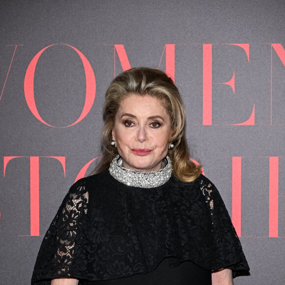 L'immense Catherine Deneuve, élégante dans une robe noire longue, a mis en avant ses épaules recouvertes d'une délicate dentelle.
Catherine Deneuve au photocall de la soirée de gala "Women Stories by Vanity Fair" lors du 76ème Festival International du Film de Cannes, le 18 mai 2023. 