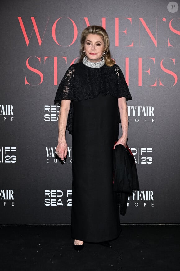 Catherine Deneuve au photocall de la soirée de gala "Women Stories by Vanity Fair" lors du 76ème Festival International du Film de Cannes, le 18 mai 2023. 