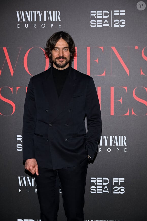 Lucas Bravo au photocall de la soirée de gala "Women Stories by Vanity Fair" lors du 76ème Festival International du Film de Cannes, le 18 mai 2023. 