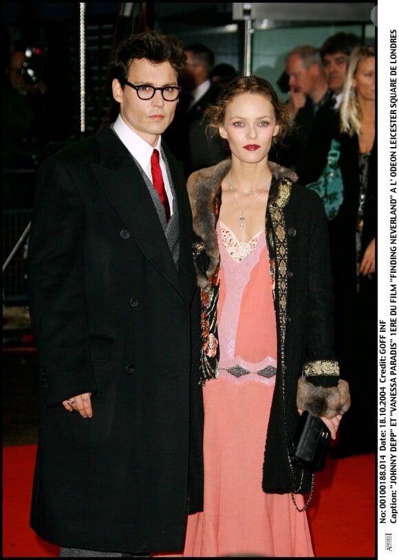 Johnny Depp et Vanessa Paradis lors de la première de Neverland à Londres en 2004
