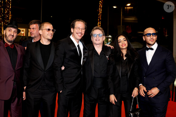 Toute l'équipe était de très bonne humeur.
Elias Belkeddar, Reda Kateb, Benoît Magimel, Meriem Amiar, guest - Montée des marches du film " Omar la fraise (The King of Algiers) " lors du 76ème Festival International du Film de Cannes, au Palais des Festivals à Cannes. Le 19 mai 2023 © Jacovides-Moreau / Bestimage 