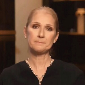 Céline Dion va-t-elle être bientôt en France pour soigner sa maladie ?
Céline Dion annonçant être atteinte du syndrome de l'homme raide, ce qui l'oblige à annuler des concerts © Capture Instagram via Bestimage