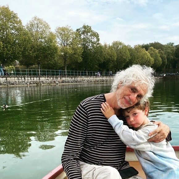 Ses valises sont posées, depuis une dizaine d'années, en lisière de la forêt de Fontainebleau.
Louis Bertignac et son fils Jack.