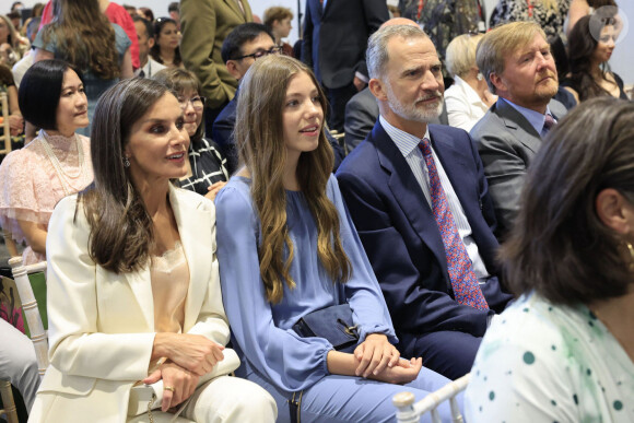 <p>Accompagnés de leur autre fille Sofia, ils semblaient très fiers.</p>
<p>Le roi Felipe VI et la reine Letizia d'Espagne assistent à la remise de diplômes de la princesse Leonor à l'UWC Atlantic College à Llantwit Major (Pays de Galles), en présence de l'Infante Sofia d'Espagne. <br /><br /></p>