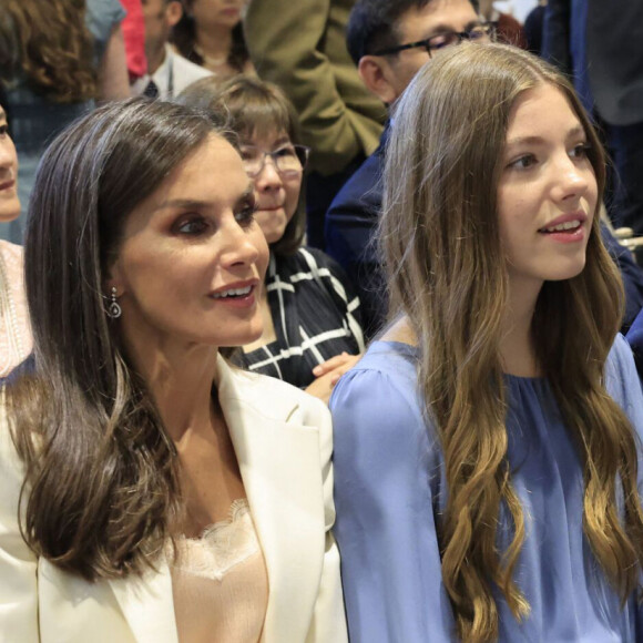 Accompagnés de leur autre fille Sofia, ils semblaient très fiers.
Le roi Felipe VI et la reine Letizia d'Espagne assistent à la remise de diplômes de la princesse Leonor à l'UWC Atlantic College à Llantwit Major (Pays de Galles), en présence de l'Infante Sofia d'Espagne. 