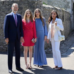 Le roi Felipe et la reine Letizia ont retrouvé leur fille pour assister à la remise de diplôme.
Le roi Felipe VI et la reine Letizia d'Espagne assistent à la remise de diplômes de la princesse Leonor à l'UWC Atlantic College à Llantwit Major (Pays de Galles), en présence de l'Infante Sofia d'Espagne.
