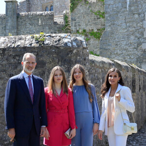 Le roi Felipe VI et la reine Letizia d'Espagne assistent à la remise de diplômes de la princesse Leonor à l'UWC Atlantic College à Llantwit Major (Pays de Galles), en présence de l'Infante Sofia d'Espagne, le 20 mai 2023. 