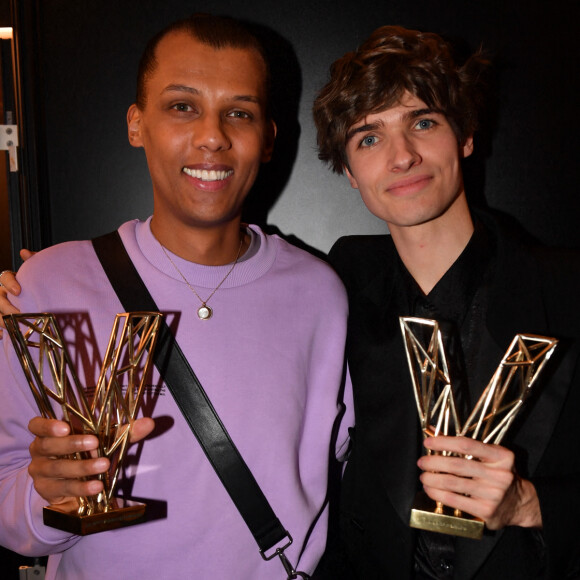 Presque 23 millions d'euros
Exclusif - Le chanteur Stromae (Artiste masculin et Album "Multitude") et Pierre de Maere (Révélation masculine) en backstage de la 38ème cérémonie des Victoires de la musique à la Seine musicale de Boulogne-Billancourt, France, le 10 février 2023. © Moreau-Veren/Bestimage 