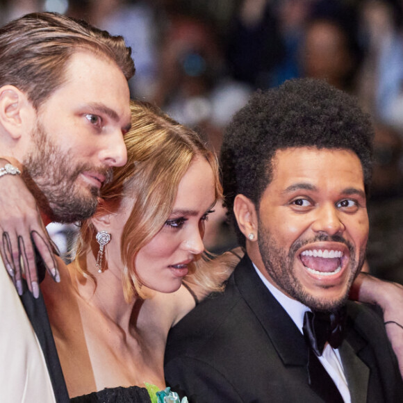 Très complice avec ses partenaires, elle défend une oeuvre controversée
Sam Levinson, Lily-Rose Depp, Abel "The Weeknd" Tesfaye - Montée des marches du film " The Idol " lors du 76ème Festival International du Film de Cannes, au Palais des Festivals à Cannes. Le 22 mai 2023 © Jacovides-Moreau / Bestimage