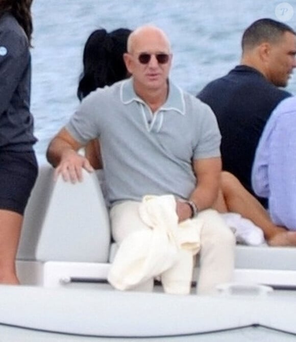 Jeff Bezos n'a pas encore précisé la date du mariage. 
Jeff Bezos, le PDG d'Amazon, et sa compagne Lauren Sanchez en vacances à Ibiza, le 17 mai 2023. 