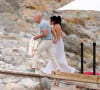 Il s'agit d'un imposant diamant estimé à 20 carats et 2,5 millions de dollars ! 
Jeff Bezos, le PDG d'Amazon, et sa compagne Lauren Sanchez en vacances à Ibiza, le 17 mai 2023. 