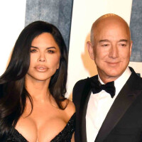 Jeff Bezos : Le patron d'Amazon fiancé, somptueuse bague XXL à 2,5 millions de dollars pour la future mariée