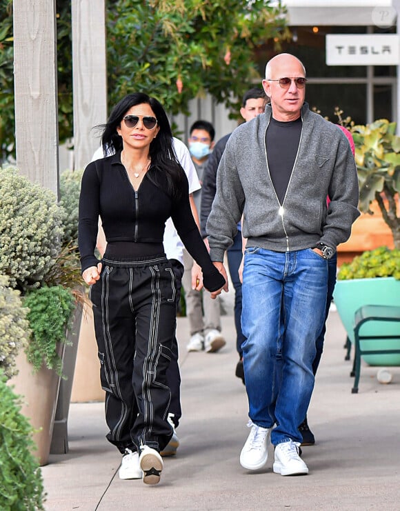 Exclusif - Le fondateur et milliardaire d'Amazon de 58 ans, Jeff Bezos et sa compagne Lauren Sanchez se promènent main dans la main à Los Angeles, Californie, Etats-Unis, le 11 janvier 2023. 
