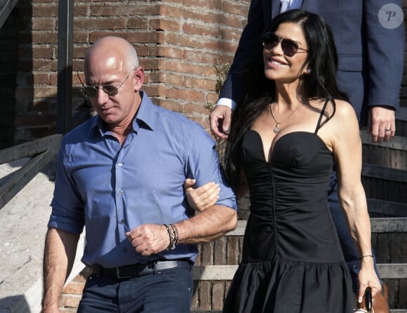 Jeff Bezos et sa compagne Lauren Sanchez poursuivent leurs vacances à Rome et vont visiter le Colisée le 15 octobre 2022. 