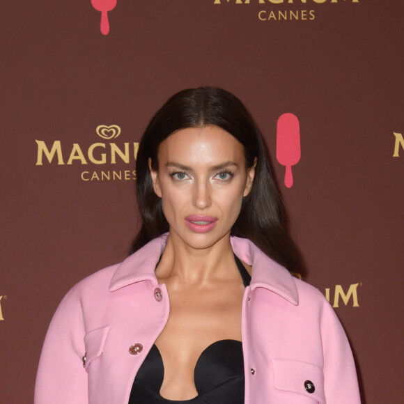 Irina Shayk - Soirée sur la plage Magnum lors du 76ème Festival International du Film de Cannes le 22 mai 2023. 