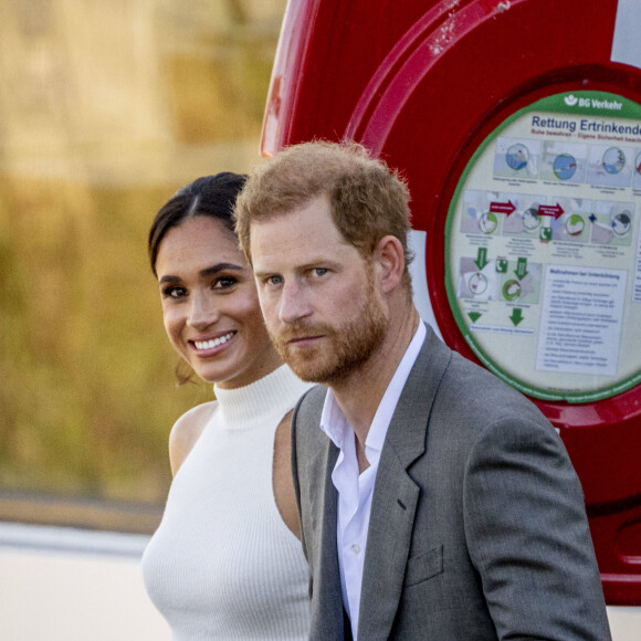 Le prince Harry, duc de Sussex et Meghan Markle, duchesse de Sussex lors d'un excursion en bateau sur le Rhin jusqu'à la Merkur Spiel-Arena dans le cadre de la visite du couple ducal de Sussex pour l'événement 'Invictus Games Düsseldorf - 2023 One Year to Go' à Düsseldorf, Allemagne, le 6 septembre 2022. 