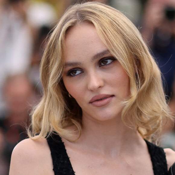 En effet, alors qu'elle avait eu le droit à une présentation en grande pompe sur la Croisette, où ont été projetés ses deux premiers épisodes lundi soir, Lily-Rose Depp a certainement été déçue de constater que la série n'a pas vraiment fait l'unanimité. 
Lily Rose-Depp au photocall de "The Idol" lors du 76ème Festival International du Film de Cannes, le 23 mai 2023. © Jacovides / Moreau / Bestimage 