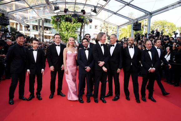 Stephen Park, Jake Ryan, Matt Dillon, Scarlett Johansson, Jason Schwartzman, Damien Bonnard, Wes Anderson, Tom Hanks, Jeffrey Wright, Fisher Stevens - Montée des marches du film " Asteroid City " lors du 76ème Festival International du Film de Cannes, au Palais des Festivals à Cannes. Le 23 mai 2023 © Jacovides-Moreau / Bestimage 