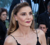 Clotilde Coura a fait sensation ce jeudi sur le tapis rouge de Cannes. Sa longue et sublime robe noire n'est pas passée inaperçue. Mais ce qui a particulièrement retenu l'attention des photographes ainsi que celle des invités présents sur place, ce sont ses longs gants noirs en résille, d'un chic absolu.
Clotilde Courau - Montée des marches du film " L'été dernier " lors du Festival International du Film de Cannes, au Palais des Festivals à Cannes. © Olivier Borde / Bestimage 