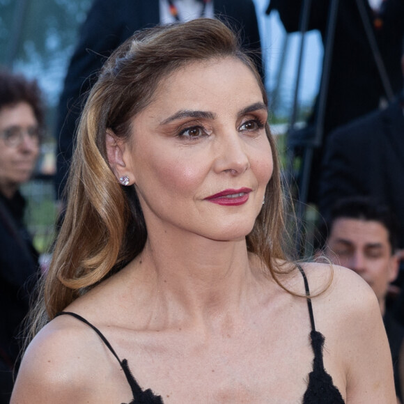 Clotilde Coura a fait sensation ce jeudi sur le tapis rouge de Cannes. Sa longue et sublime robe noire n'est pas passée inaperçue. Mais ce qui a particulièrement retenu l'attention des photographes ainsi que celle des invités présents sur place, ce sont ses longs gants noirs en résille, d'un chic absolu.
Clotilde Courau - Montée des marches du film " L'été dernier " lors du Festival International du Film de Cannes, au Palais des Festivals à Cannes. © Olivier Borde / Bestimage 