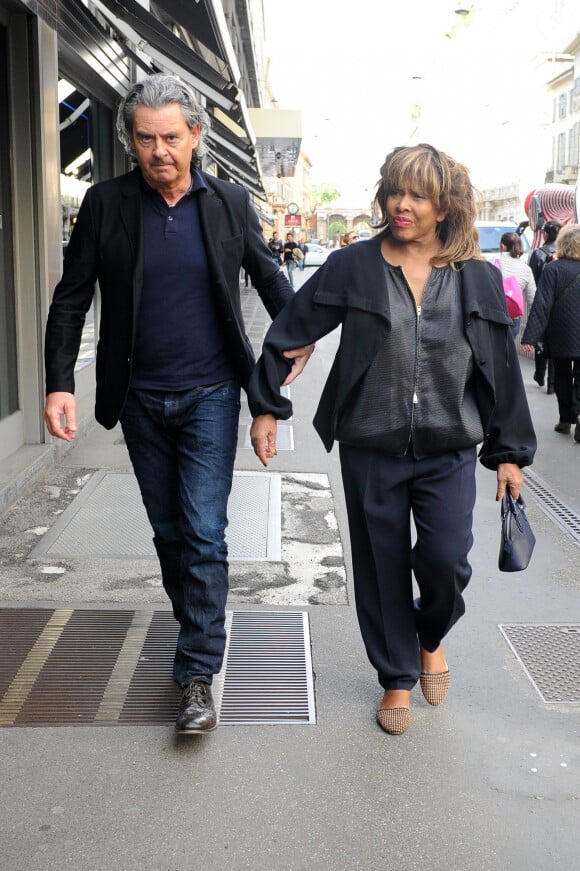 Si Afida Turner est donc liée au patrimoine de la star, cette dernière était mariée à Erwin Bach avant de décéder
Tina Turner, accompagnée de son mari Erwin Bach, fait du shopping à Milan. Le 28 avril 2015