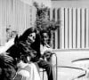 Tina Turner a elevé quatre garçons, dont Ronnie, qui a épousé Afida Turner
Rétro - Tina Turner et son fils Ronnie avec leur chien Onyx dans leur maison de View Park, en 1972