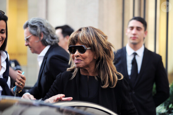 Tina Turner et son mari Erwin Bach sortent d'une boutique Armani à Milan, le 6 juin 2016