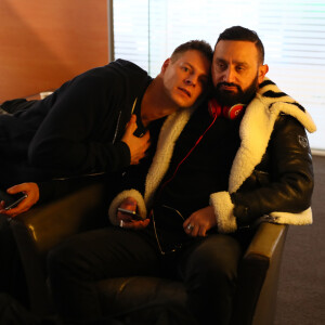 Exclusif - Prix Spécial - No Web - Matthieu Delormeau, Cyril Hanouna dans le lounge de la compagnie Finnair à l'aéroport de Paris-Charles-de-Gaulle, à Roissy-en-France, France, le 29 novembre 2018. L'équipe de l'émision Touche Pas à Mon Poste ! (TPMP) sur le tournage du prime spécial fêtes de fin d'année: TPMP en Laponie intitulé "Baba en Laponie: à la recherche du Père Noël". Ce dernier sera diffusé le 19 décembre à partir de 21 heures. Après Las Vegas 2016 et le ski en 2017, C.Hanouna et toute son équipe se sont lancé un nouveau défi complètement givré : partir en Laponie à la rencontre du Père Noël. Pendant quatre jours, ils vont investir un chalet au pôle Nord et auront pour mission d’aider le Père Noël dans la distribution de ses cadeaux. Au programme : courses de traîneaux, bain glacé dans la banquise et d’autres surprises. © Sébastien Valiela/Bestimage 