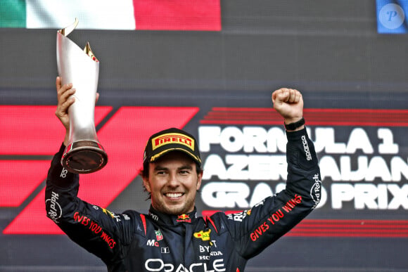 Sergio Perez mariée avec une belle brune plus jeune que lui

Sergio Perez, Red Bull Racing, 1st position, lifts his trophy - Grand Prix d'Azerbaïdjan de Formule 1 au Circuit de Baku, Azerbaïdjan.