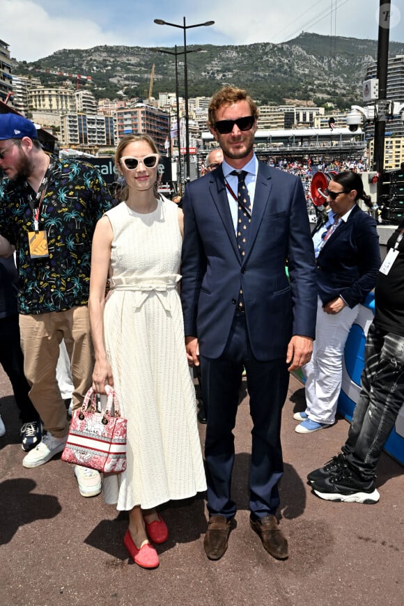 Le fils de Caroline de Hanovre, Pierre Casiraghi, a fait sensation au bras de son épouse Beatrice Borromeo lors du GP de Monaco
Pierre Casiraghi et sa femme Beatrice Borromeo - La famille princière de Monaco lors du 80ème Grand Prix de Monaco de Formule 1 à Monaco © Bruno Bebert/Bestimage