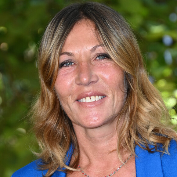 "Je suis une petite fille du Ve. Enfant, j'ai habité du côté du Panthéon avec mes parents. Dès que je peux, je vais me promener dans les parcs et les jardins", avait-elle notamment déclaré.
Mathilde Seigner au photocall du film "Choeur de rockers" lors du 15ème festival du film francophone de Angoulême, France, le 26 août 2022. © Coadic Guirec/Bestimage