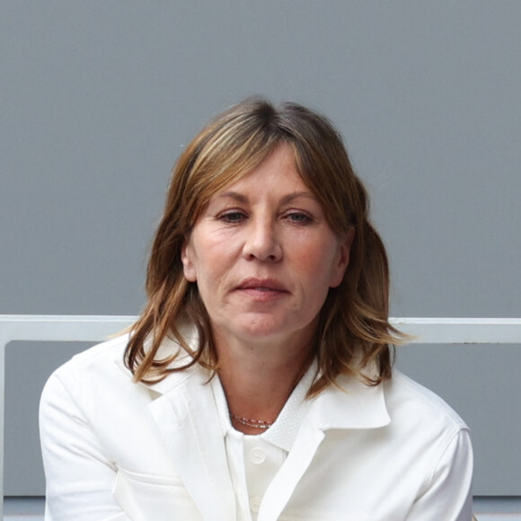 Mathilde Seigner - Les célébrités dans les tribunes des Internationaux de France de Roland Garros, le 28 mai 2022. Merci de flouter le visage des enfants avant parution. © MPP / Bestimage 