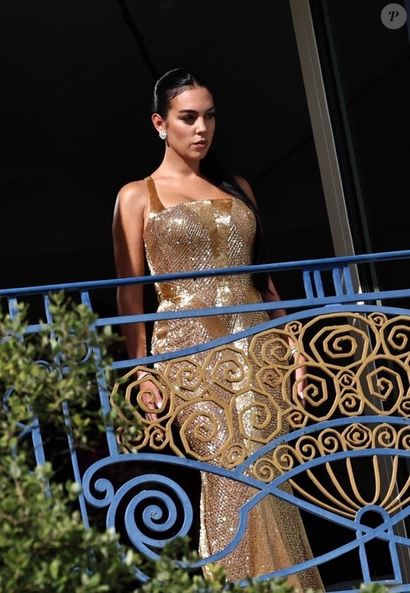 Georgina Rodríguez au balcon de l'hôtel "Martinez" lors du 76ème Festival International du Film de Cannes, le 25 mai 2023. 
