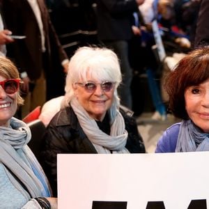 Catherine Lara, sa compagne et Danièle Évenou - La famille, les amis et soutiens d'Emmanuel Macron dans les tribunes lors du grand meeting d'Emmanuel Macron, candidat d'En Marche! à l'élection présidentielle 2017, à l'AccorHotels Arena à Paris, France, le lundi 17 avril 2017. © Dominique Jacovides-Sébastien Valiela/Bestimage 