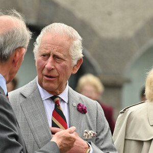 Le roi Charles III d'Angleterre et Camilla Parker Bowles, reine consort d'Angleterre, en visite au château d'Enniskillen, le 25 mai 2023, dans le cadre de leur voyage en Irlande.
