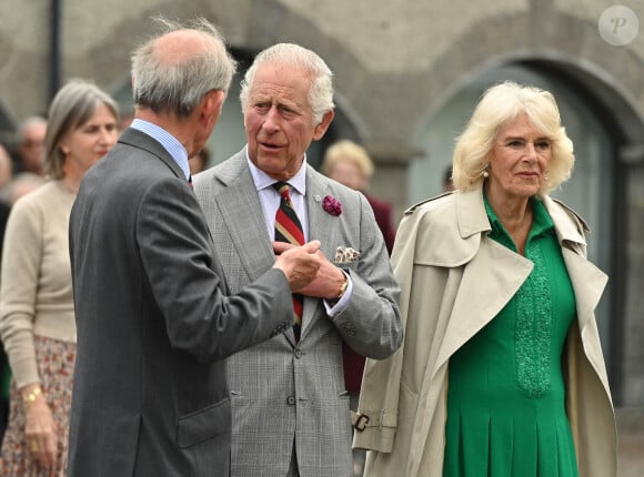 Le roi Charles III d'Angleterre et Camilla Parker Bowles, reine consort d'Angleterre, en visite au château d'Enniskillen, le 25 mai 2023, dans le cadre de leur voyage en Irlande.