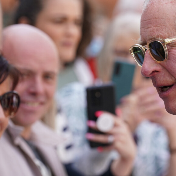 Pourtant si la jeune femme de bonne famille et au charme indéniable avait grand nombre de qualités pour elle, il y avait néanmoins un gros bémol.
Le roi Charles III d'Angleterre et Camilla Parker Bowles, reine consort d'Angleterre, en visite au "Market Theatre Square" d'Armagh, dans le cadre de leur visite en Irlande du Nord, le 25 mai 2023. Le couple royal y a rencontré des producteurs locaux.