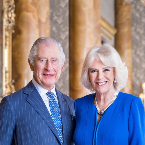 Et la presse inventait chaque semaine une nouvelle fiancée au fils aîné de la reine Elizabeth II.
Portrait officiel du roi Charles III d'Angleterre et de la reine consort Camilla. Buckingham Palace/Hugo Burnand via Bestimage