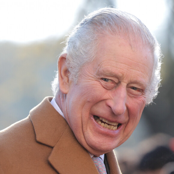 Le roi Charles III d'Angleterre lors d'une visite au Guru Nanak Gurdwara nouvellement construit à Luton, Royaume Uni, pour rencontrer des volontaires et en savoir plus sur les programmes qu'ils proposent à la communauté locale, le 6 décembre 2022.